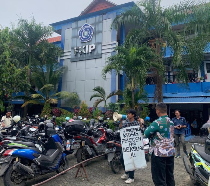 FOTO: Witu selaku mahasiswa Unismuh Makassar melakukan aksi solo di depan gedung FKIP Unismuh Makassar Selasa, (03/06/2025).