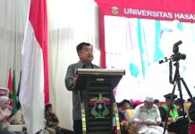 Wakil Presiden Jusuf Kalla Sampaikan Orasi Ilmiah dalam Prosesi Wisuda Unhas FOTO: Wakil Presiden ke-10 dan ke-12 Republik Indonesia, Dr. (H.C.) Drs. H. Muhammad Jusuf Kalla,menyampaikan orasi ilmiah dihadapan 877 lulusan baru Universitas Hasanuddin. Wisuda Program Sarjana, Magister, Doktor, Spesialis dan Profesi untuk Periode Wisuda Juni Tahun Akademik 2025/2026 berlangsung mulai pukul 08.30 Wita, di Baruga A.P Pettarani, Kampus Unhas Tamalanrea, Makassar, Selasa (03/06).