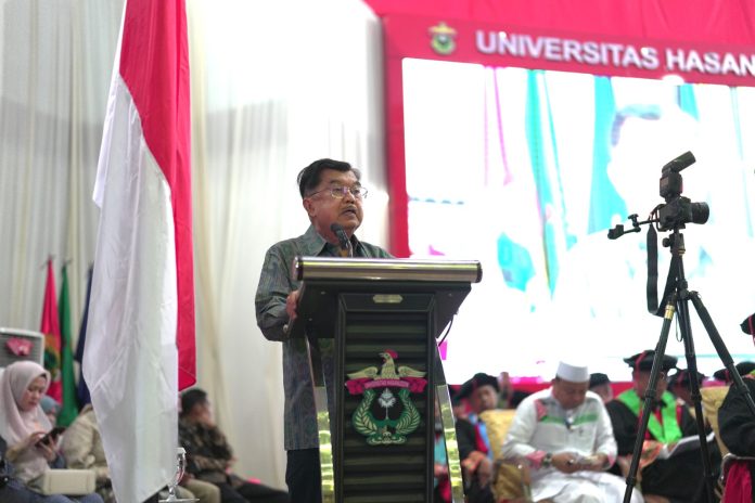 IMG-20250603-WA0285 FOTO: Wakil Presiden ke-10 dan ke-12 Republik Indonesia, Dr. (H.C.) Drs. H. Muhammad Jusuf Kalla,menyampaikan orasi ilmiah dihadapan 877 lulusan baru Universitas Hasanuddin. Wisuda Program Sarjana, Magister, Doktor, Spesialis dan Profesi untuk Periode Wisuda Juni Tahun Akademik 2025/2026 berlangsung mulai pukul 08.30 Wita, di Baruga A.P Pettarani, Kampus Unhas Tamalanrea, Makassar, Selasa (03/06).
