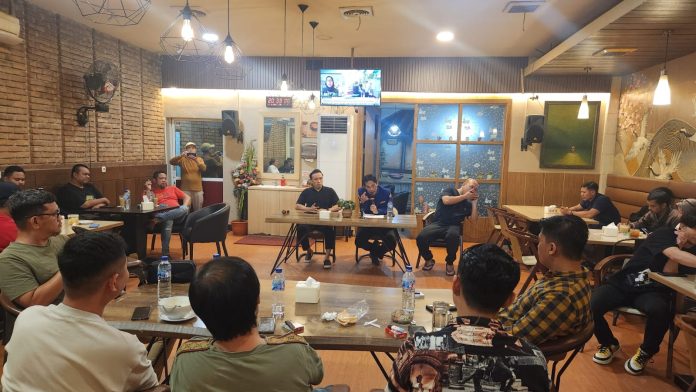 IMG-20250604-WA0310(1) FOTO: Karang Taruna Kota dan Asosiasi Pengusaha Industri Hiburan (APIH) Kota Makassar menggelar pertemuan dengan sejumlah pelaku usaha tempat hiburan malam (THM).