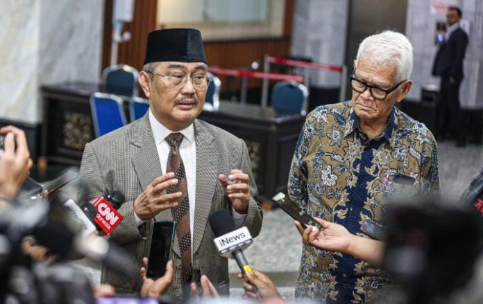 IMG-20250607-WA0293 FOTO: Jimly Asshiddiqie saat ditemui awak media saat masih menjabat sebagai Ketua Mahkamah Konstitusi (Properti: Milik MIFTAHUL HAYAT/JAWA POS)