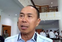 Pemprov Sultra Siapkan 200 Hektar untuk Markas Kopassus FOTO: Gubernur Sultra Andi Sumangerukka saat diwawancarai di Kendari, Sulawesi Tenggara, Rabu (4/6/2025). ANTARA/La Ode Muh Deden Saputra.