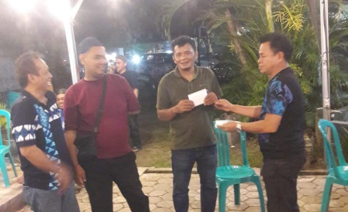 IMG-20250608-WA0268 FOTO: Dr (C) Drs H Aldin Bulen, SH,.MH. saat memberikan hadiah kepada peserta lomba catur cepat di kabupaten Pinrang.