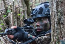 Prajurit Yonif 330 Kostrad Tingkatkan Kemampuan Tempur di Medan Gunung Hutan FOTO: Salah satu prajurit Yonif 330 Kostrad meningkatkan kemampuan tempur dan kesiapsiagaan prajurit, Batalyon Infanteri 330/Tri Dharma Kostrad menggelar Latihan Taktis Tingkat Unit Gunung Hutan di kawasan Kamojang, Garut. Senin (26/5/2025).
