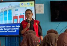 Fakultas Keperawatan Unhas Gelar Pelatihan Demensia bagi Siswa SMA Negeri 4 Sidrap FOTO: Ketua tim Pengabmas, Akbar Harisa, S.Kep., Ns., PMNC., MN., Fakultas Keperawatan melaksanakan kegiatan pengabdian di Kecamatan Panca Rijang, Kabupaten Sidenreng Rappang pada Kamis, 12 Juni 2025. (Properti Humas Unhas)