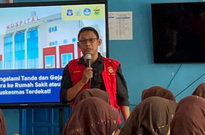 IMG-20250613-WA0357 FOTO: Ketua tim Pengabmas, Akbar Harisa, S.Kep., Ns., PMNC., MN., Fakultas Keperawatan melaksanakan kegiatan pengabdian di Kecamatan Panca Rijang, Kabupaten Sidenreng Rappang pada Kamis, 12 Juni 2025. (Properti Humas Unhas)