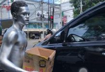 KNPI Makassar Tantang Pemerintah Kota Hadirkan Solusi Bagi Pemuda Tepi Jalan, Bukan Hanya Pemuda Panggung Acara FOTO: Pemuda Marginal dengan aktivitas hariannya sebagai "Manusia Silver". (Properti via RRI.co.id)
