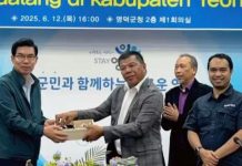 Pertukaran Pelajar dan Tenaga Kerja Terampil Antara Dua Kabupaten, Bulukumba dan Yeongdeok Korsel FOTO: Kiri Bupati Yeongdeok, Korea Selatan, Kim Kwang Yeal, Bupati Muchtar Ali Yusuf dan Kepala Dinas Pendidikan dan Kebudayaan, Andi Buyung Saputra. Kamis (12/6/2025). (Istimewa)