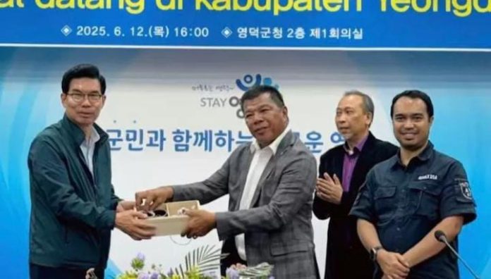 IMG-20250616-WA0004 FOTO: Kiri Bupati Yeongdeok, Korea Selatan, Kim Kwang Yeal, Bupati Muchtar Ali Yusuf dan Kepala Dinas Pendidikan dan Kebudayaan, Andi Buyung Saputra. Kamis (12/6/2025). (Istimewa)