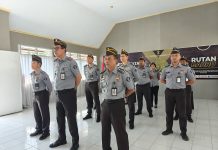 Apel Bersama Pegawai di Lingkungan Kemenko Hukum, HAM, Imigrasi & Pemasyarakatan FOTO: Pimpinan dan Pejabat Rutan Barru, Sulawesi Selatan saat mengikuti apel bersama Pegawai di Lingkungan Kemenko Hukum, HAM, Imigrasi & Pemasyarakatan.