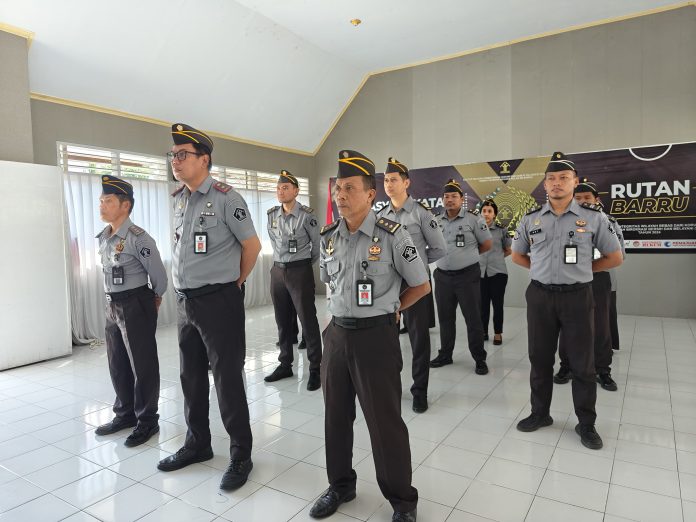 IMG-20250616-WA0095 FOTO: Pimpinan dan Pejabat Rutan Barru, Sulawesi Selatan saat mengikuti apel bersama Pegawai di Lingkungan Kemenko Hukum, HAM, Imigrasi & Pemasyarakatan.