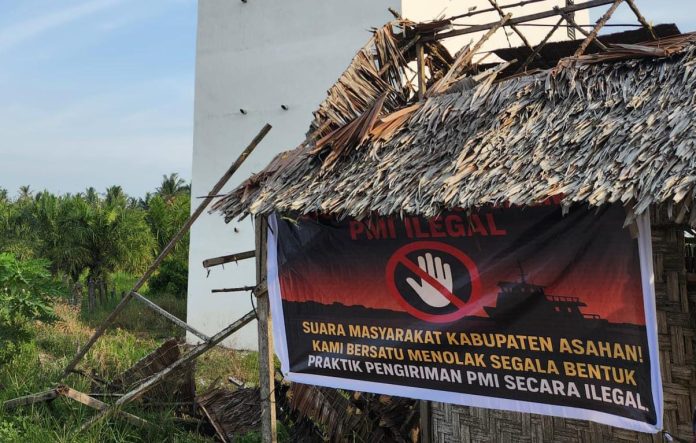 FOTO: Salah satu spanduk yang beredar menolak Aktivitas Pekerja Migran Indonesia Diduga Ilegal di Wilayah Mereka