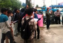 Aksi Demo AMBARA di PTUN Medan, Tuntut Agar Hakim Pengadilan Bijak Dalam Mengambil Putusan FOTO: Massa dari Aliansi Mahasiswa Bergerak Bersama Rakyat (AMBARA), menggelar unjuk rasa di depan kantor Pengadilan Tata Usaha Negara (PTUN) Medan Jl.Bunga Raya no.18, Asam Kumbang, Kecamatan Medan Sunggal, Kota Medan, Provinsi Sumatera Utara, Selasa.(17/6/25)