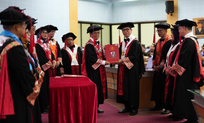 IMG-20250617-WA0279 FOTO: Rapat Paripurna Senat Akademik terbatas pada Selasa (17/06), empat guru besar Unhas menyampaikan pidato ilmiah, sesuai bidang ilmu dan kepakaran. (Properti Humas Unhas)