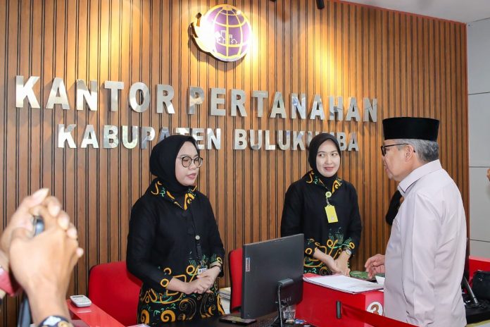 IMG-20250617-WA0308 FOTO: Anggota Komisi II Dewan Perwakilan Rakyat Republik Indonesia (DPR RI) Taufan Pawe, Saat berkunjung ke Kantor ATR BPN Bulukumba, Sulawesi Selatan. (Istimewa)