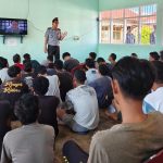Tegas dan Humanis, Kepala Rutan Barru Ingatkan Pentingnya Hidup Rukun FOTO: Kepala Rumah Tahanan Negara Kelas IIB Barru, Amsar, dalam pertemuan langsung dengan para warga binaan, Selasa (17/6/2025)