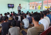 Tegas dan Humanis, Kepala Rutan Barru Ingatkan Pentingnya Hidup Rukun FOTO: Kepala Rumah Tahanan Negara Kelas IIB Barru, Amsar, dalam pertemuan langsung dengan para warga binaan, Selasa (17/6/2025)
