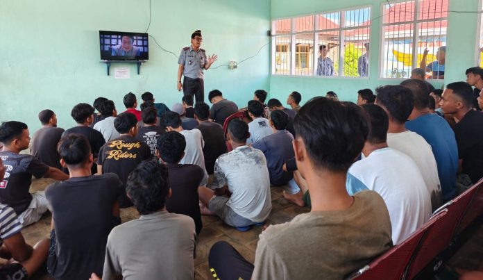 IMG-20250617-WA0371 FOTO: Kepala Rumah Tahanan Negara Kelas IIB Barru, Amsar, dalam pertemuan langsung dengan para warga binaan, Selasa (17/6/2025)