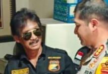 FKPM Apresiasi Bedah Rumah HUT Bhayangkara Polrestabes Makassar Kanan Kordinator FKPM Restabes Makassar Andi Pasamangi Wawo dan Kapolrestabes Kombes Pol Arya Perdana. (Istimewa)