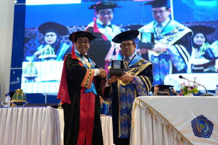 IMG-20250619-WA0185 FOTO: Rektor Universitas Hasanuddin (Unhas) Prof Jamaluddin Jompa dan Rektor Unismuh Makassar Dr Abdul Rakhim Nanda.