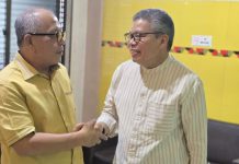 Jelang Musda Golkar Sulsel, Bertemu TP, IAS: Jangan Ada yang Panik FOTO: Taufan Pawe dan Ilham Arief Sirajuddin saat bertemu di salah satu warung kopi di jalan Bolevard, Panakukang, Makassar. Kamis (19/6).