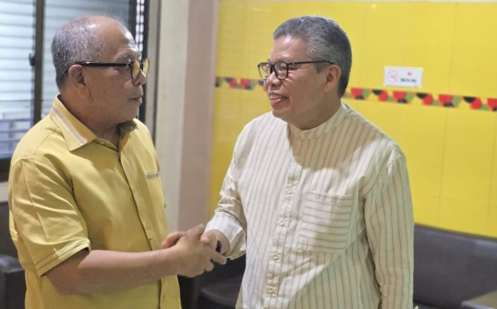 IMG-20250619-WA0188 FOTO: Taufan Pawe dan Ilham Arief Sirajuddin saat bertemu di salah satu warung kopi di jalan Bolevard, Panakukang, Makassar. Kamis (19/6).