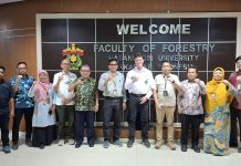 Fakultas Kehutanan Unhas Bahas Kerja Sama Pengembangan Aren dengan Kementerian Kehutanan FOTO: Dekan Fakultas Kehutanan Universitas Hasanuddin (Unhas), Prof. Dr. Ir. A. Mujetahid M., S.Hut., M.P. menerima kunjungan Willie Smits, Penasehat Utama Menteri Kehutanan dan tim aren dalam rangka mendiskusikan potensi kerja sama pengembangan aren. Kegiatan berlangsung mulai pukul 14.00 Wita di Ruang Senat Lt. 2 Fakultas Kehutanan, Kampus Unhas Tamalanrea, Makassar, Jum'at (20/6/2025).