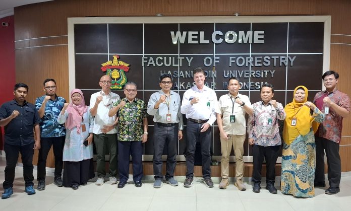IMG-20250620-WA0248 FOTO: Dekan Fakultas Kehutanan Universitas Hasanuddin (Unhas), Prof. Dr. Ir. A. Mujetahid M., S.Hut., M.P. menerima kunjungan Willie Smits, Penasehat Utama Menteri Kehutanan dan tim aren dalam rangka mendiskusikan potensi kerja sama pengembangan aren. Kegiatan berlangsung mulai pukul 14.00 Wita di Ruang Senat Lt. 2 Fakultas Kehutanan, Kampus Unhas Tamalanrea, Makassar, Jum'at (20/6/2025).
