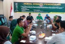 Aktifis Nasional PB HMI Periode 2013-2015, Soroti Kinerja Polres Luwu Timur FOTO: Irzan 'Kang Deden' saat bersama para aktivis mahasiswa asal kabupaten Luwu Timur, Sulawesi Selatan.