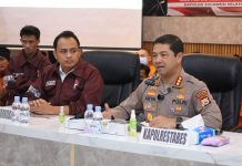Ketua KNPI Makassar Apresiasi Keberhasilan Polrestabes Ungkap Ribuan Kilogram Narkoba: Hadiah Nyata Jelang Hari Bhayangkara ke-78 FOTO: Kapolrestabes Makassar, Kombes Pol Arya Perdana, S.H., S.I.K., M.Si dalam memimpin pengungkapan kasus narkoba berskala besar.