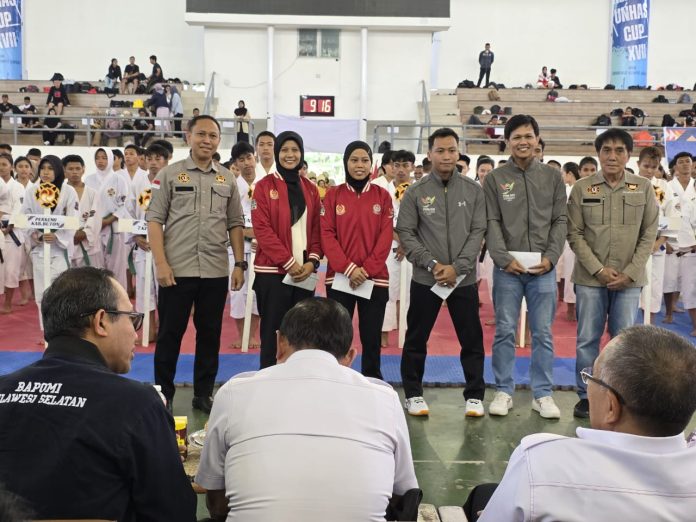 FOTO: Para atlit Shorinji Kempo asal Sulawesi Selatan saat menerima bantuan dari Wakil Ketua Umum Pengurus Provinsi Persaudaraan Shorinji Kempo Indonesia (Perkemi) Sulawesi Selatan (Sulsel), Dr. Muh Akhdariza.,SJ.,SH,