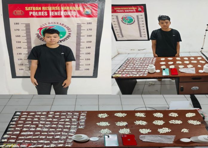 IMG-20250630-WA0140 FOTO: Salah satu warga yang diamankan pihak Ditresnarkoba Polda Sulsel beserta barang bukti saat digelar