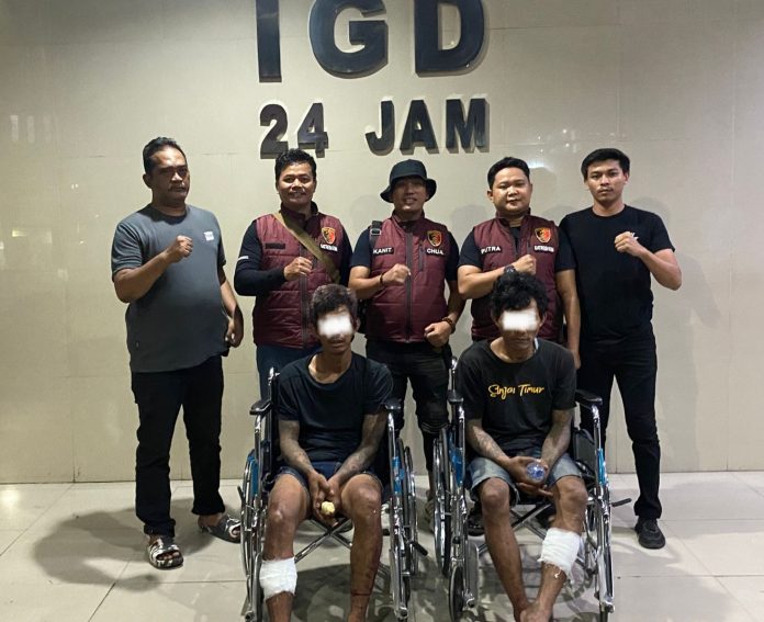 IMG_20250615_073633 Kanit Reskrim IPDA Syamsuar, SH beserta Personil Tim Black Horse Unit Reskrim Polsek Pallangga berfoto dengan terduga lelaki SF (45) dan lelaki ML (47) di depan ruang IGD RS Bhayangkara Makassar sesaat setelah kedua terduga pelaku mendapatkan perawatan medis. Minggu (15/6)