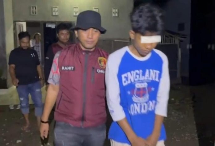 IMG_20250617_045401 Kanit Reskrim Polsek Pallangga IPDA Syamsuar, SH menggelandang terduga pelaku penganiayaan yakni lelaki MR (18) di rumah orang tuanya di Dusun Gantarang Desa Taeng Kecamatan Pallangga Kabupaten Gowa beberapa saat setelah terjadinya penganiayaan Senin dini hari (16/6)