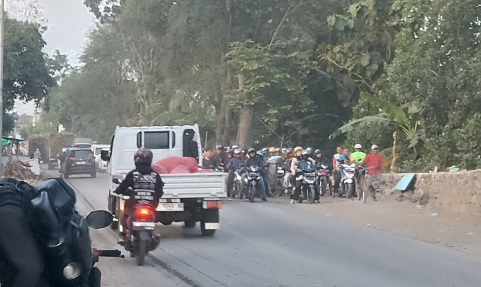 IMG_20250618_230309 Tersendatnya arus lalu lintas cukup signifikan, disinyalir terjadi setiap hari di jalan raya penghubung antar Kabupaten Situbondo-Bondowoso akibat proyek penggantian jembatan yang saat ini dikerjakan oleh CV Shasmecka Jaya. Rabu, (18/6/2025).