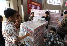 JAM PIDSUS Sita Uang Hasil Korupsi dari 5 Perusahaan CPO Capai Rp11.8 triliun FOTO: Petugas merapikan barang bukti uang sitaan saat konferensi pers kasus korupsi ekspor crude palm oil (CPO) di Gedung Bundar Jampidus Kejaksaaan Agung (Kejagung), Jakarta, Selasa (17/6/2025). (Beritanasional.com/Oke Atmaja)