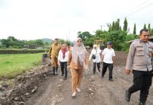 Rusak Parah, Jalan Poros Bilayya Pattallassang Mulai Dikerja Jelang Beautiful Malino FOTO: Bupati Gowa, Sitti Husniah Talenrang meninjau langsung proses penimbunan dan pengerjaan ruas jalan Poros Bilayya di Dusun Palantikang, Kecamatan Pattallassang, pada Selasa (1/7/2025) lalu. (Istimewa)