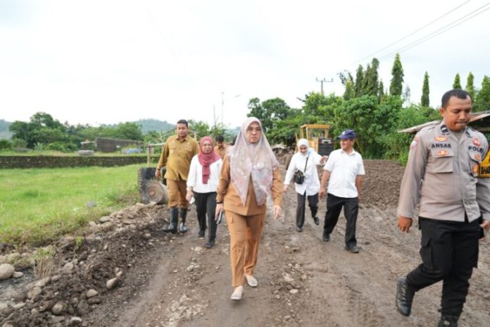 FOTO: Bupati Gowa, Sitti Husniah Talenrang meninjau langsung proses penimbunan dan pengerjaan ruas jalan Poros Bilayya di Dusun Palantikang, Kecamatan Pattallassang, pada Selasa (1/7/2025) lalu. (Istimewa)