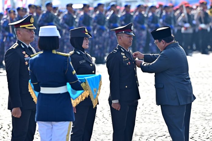 FB_IMG_1751383321819 FOTO: Presiden Prabowo Subianto menganugerahkan Tanda Kehormatan kepada jajaran Kepolisian Negara Republik Indonesia dalam Upacara Peringatan ke-79 Hari Bhayangkara yang digelar di Monumen Nasional (Monas), Jakarta, pada Selasa, 1 Juli 2025. (Properti BPMI Setpres)