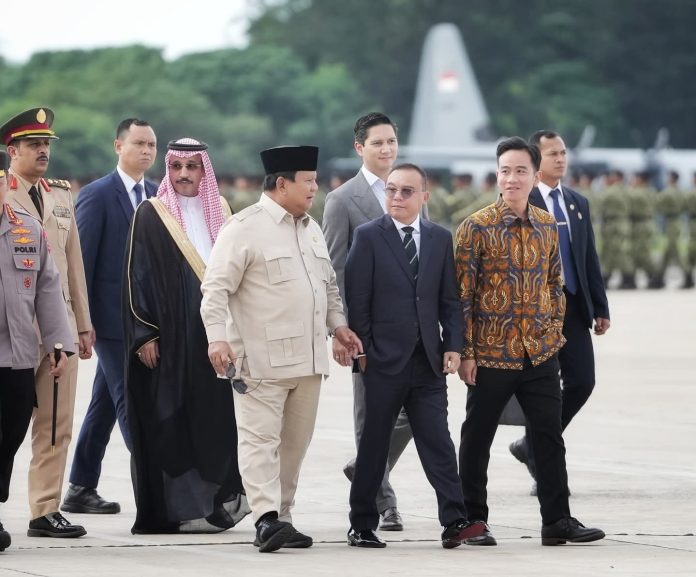 FB_IMG_1751438066255 FOTO: Presiden Prabowo Subianto saat akan melakukan kunjungan kerjanya ke luar negeri didampingi Wapres Gibran Rakabuming Raka dan Wakil Ketua DPR RI Sufmi Dasco Ahmad di Lanud Halim Perdanakusuma, Jakarta Timur, Selasa (1/7/2025). (Properti via Facebook)