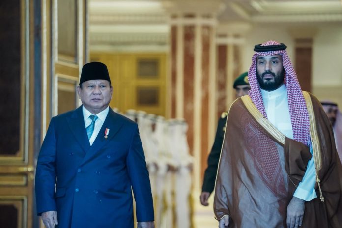 FB_IMG_1751538556083 FOTO: Presiden Prabowo Subianto bertemu Putra Mahkota sekaligus Perdana Menteri Arab Saudi, Pangeran Mohammed bin Salman (MBS) di Istana Al-Salam, Jeddah, Rabu (2/7/2025). (Properti via Facebook)