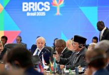 Di KTT BRICS 2025, Presiden Prabowo Tegaskan Komitmen Indonesia Hadapi Perubahan Iklim dan Krisis Kesehatan Global FOTO: Presiden Prabowo Subianto mengikuti sesi pertemuan bersama para pemimpin dan delegasi negara yang hadir di Rio de Janeiro, Brasil, Senin (07/07/2025). (Sumber: BPMI Setpres)