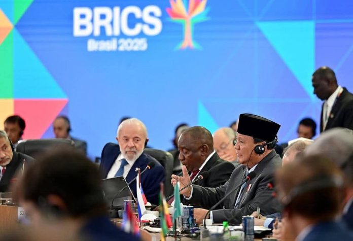 FB_IMG_1752029807569 FOTO: Presiden Prabowo Subianto mengikuti sesi pertemuan bersama para pemimpin dan delegasi negara yang hadir di Rio de Janeiro, Brasil, Senin (07/07/2025). (Sumber: BPMI Setpres)
