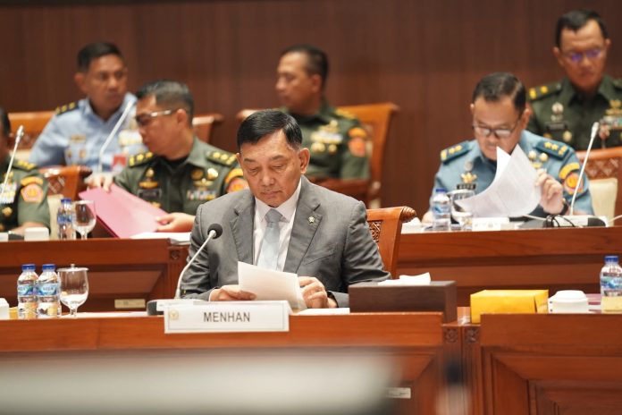 FB_IMG_1752116558663 FOTO: Menteri Pertahanan Sjafrie Sjamsoeddin menghadiri Rapat Kerja dengan Komisi I DPR RI di Gedung Nusantara II, Jakarta pada Rabu (9/7).