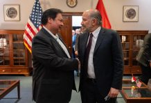 Usai dari KTT BRICS, Airlangga Langsung Temui Pemerintah AS Bahas Kebijakan Tarif 32% FOTO: Menteri Koordinator (Menko) Bidang Perekonomian Airlangga Hartarto saat bertemu dengan U.S. Secretary of Commerce, Bapak Howard Lutnick, dan United States Trade Representative (USTR), Bapak Jamieson Greer, pada Rabu (9/07) di Washington DC. (Properti via Facebook Airlangga)