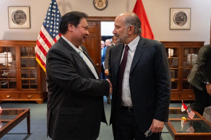FB_IMG_1752152667345 FOTO: Menteri Koordinator (Menko) Bidang Perekonomian Airlangga Hartarto saat bertemu dengan U.S. Secretary of Commerce, Bapak Howard Lutnick, dan United States Trade Representative (USTR), Bapak Jamieson Greer, pada Rabu (9/07) di Washington DC. (Properti via Facebook Airlangga)