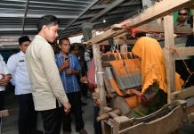 Dorong Inovasi Lurik Klaten, Wapres Gibran Soroti Pentingnya Desain Kekinian dan Digitalisasi FOTO: Wakil Presiden (Wapres) Gibran Rakabuming mengunjungi Desa Pengrajin Lurik Tradisional di Dusun Mlese, Cawas, Kabupaten Klaten, Rabu (09/07/2025). (Sumber: BPMI Setwapres)