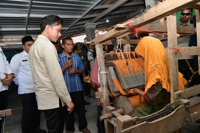 FB_IMG_1752155097356 FOTO: Wakil Presiden (Wapres) Gibran Rakabuming mengunjungi Desa Pengrajin Lurik Tradisional di Dusun Mlese, Cawas, Kabupaten Klaten, Rabu (09/07/2025). (Sumber: BPMI Setwapres)