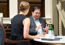 Airlangga Berkesempatan Wawancara dengan Media AS Soal Tarif Resiproka FOTO: Menteri Koordinator (Menko) Bidang Perekonomian, Airlangga Hartarto saat sesi wawancara dengan media ternama AS. (Properti via Facebook Airlangga)