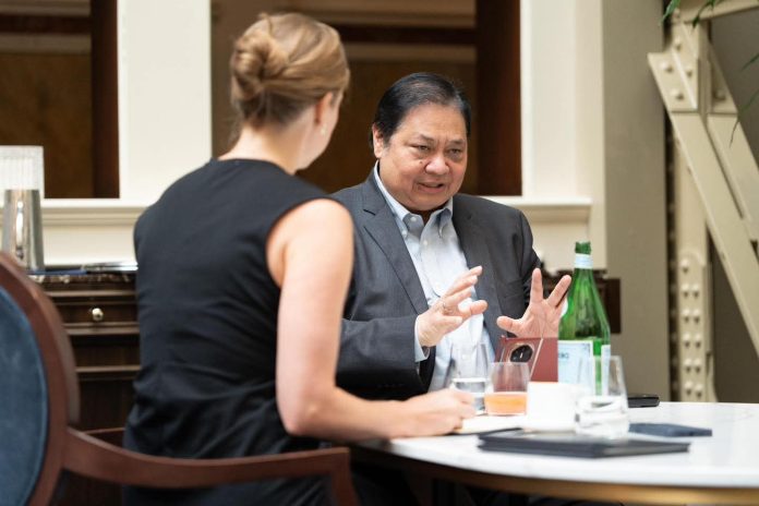 FB_IMG_1752223104452 FOTO: Menteri Koordinator (Menko) Bidang Perekonomian, Airlangga Hartarto saat sesi wawancara dengan media ternama AS. (Properti via Facebook Airlangga)
